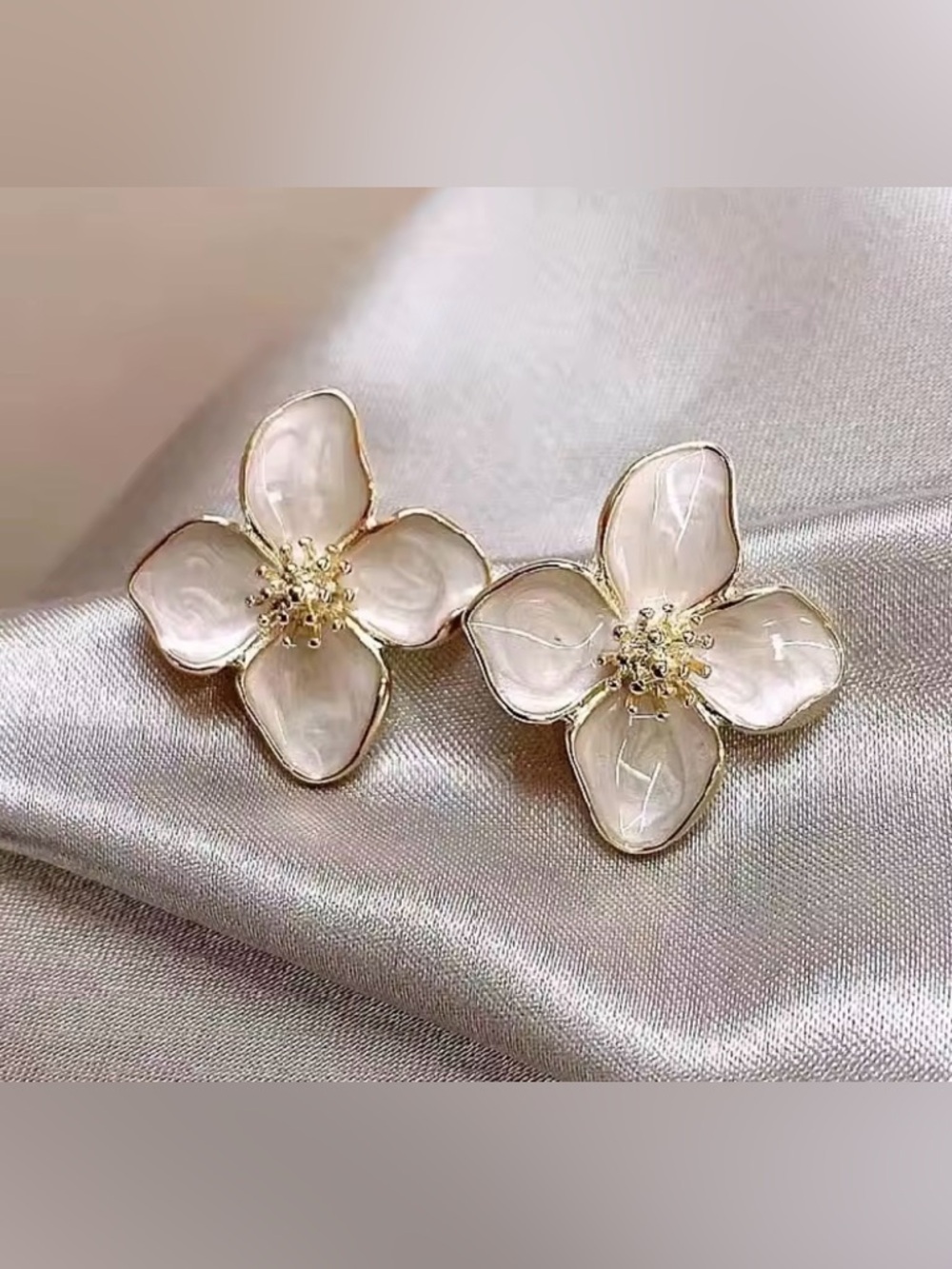 White Flower Earrings with Gold‎ Trim